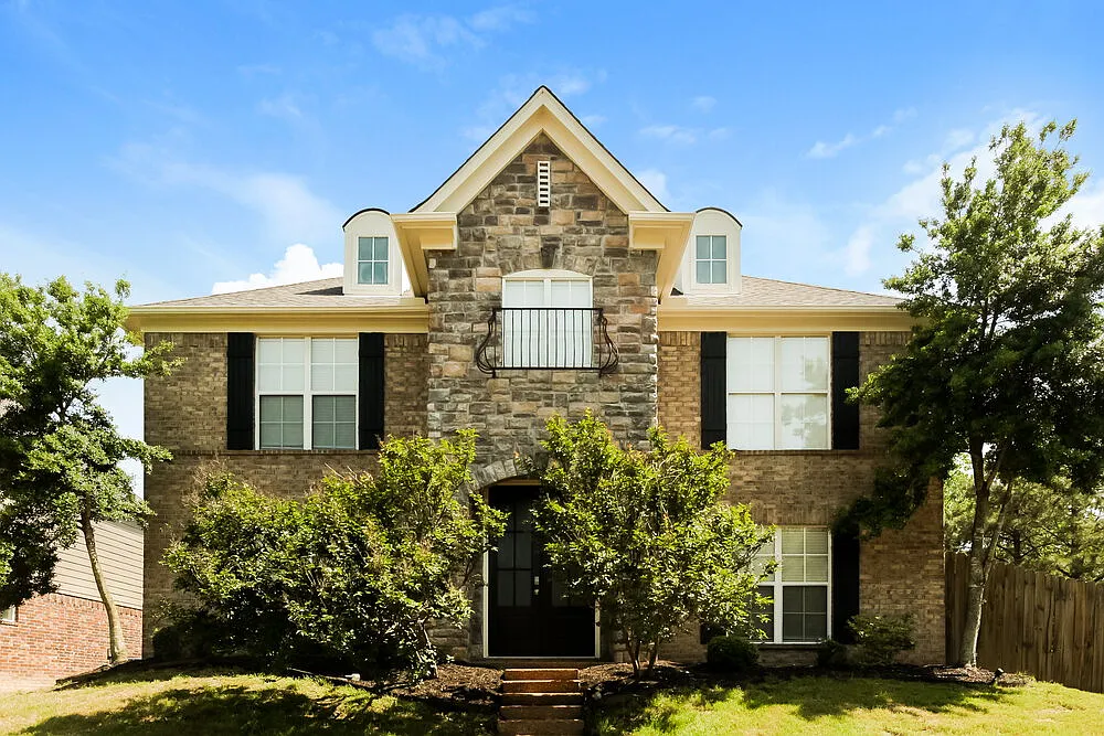 3 bed, 2.5 bath, 2414 sqft, $2,380 — Photo 1