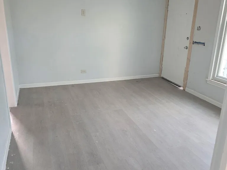 1034 Poinsettia — Photo 2