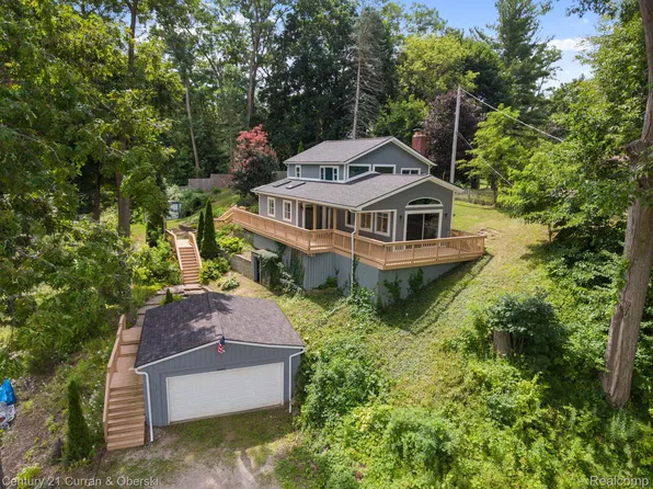 10492 Lake Shore Dr, Fenton, MI 48430