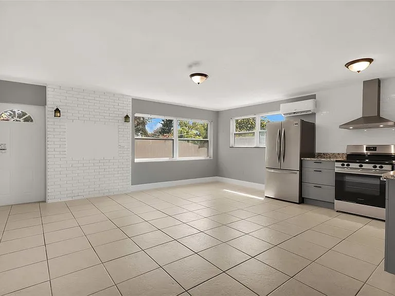 249 SW 12th St — Photo 5