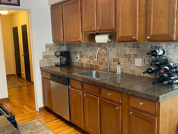 4th image of 855 N Dahlia St Unit 204