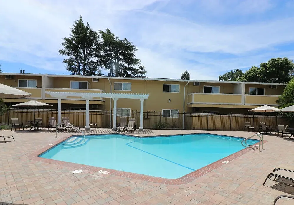 Mountain View Apartments — Photo 1