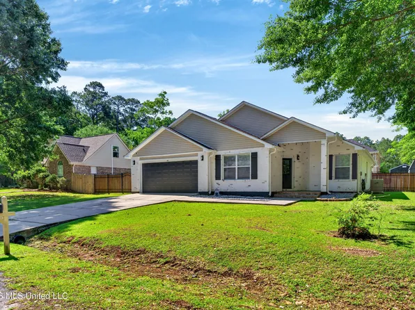 1607 Stillwater Dr, Gautier, MS 39553