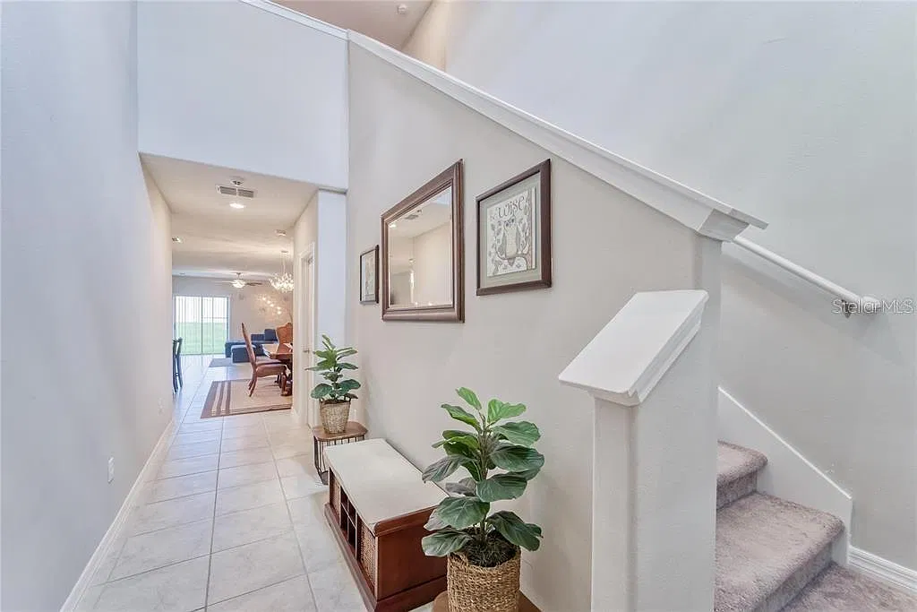 5 bed, 2.5 bath, 2415 sqft, $2,575 — Photo 3