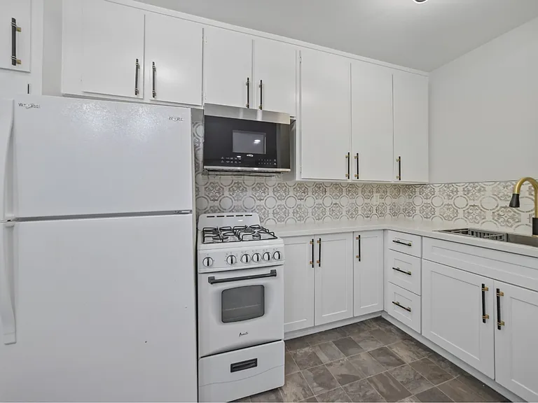 14420 Vista Real Apts — Photo 13