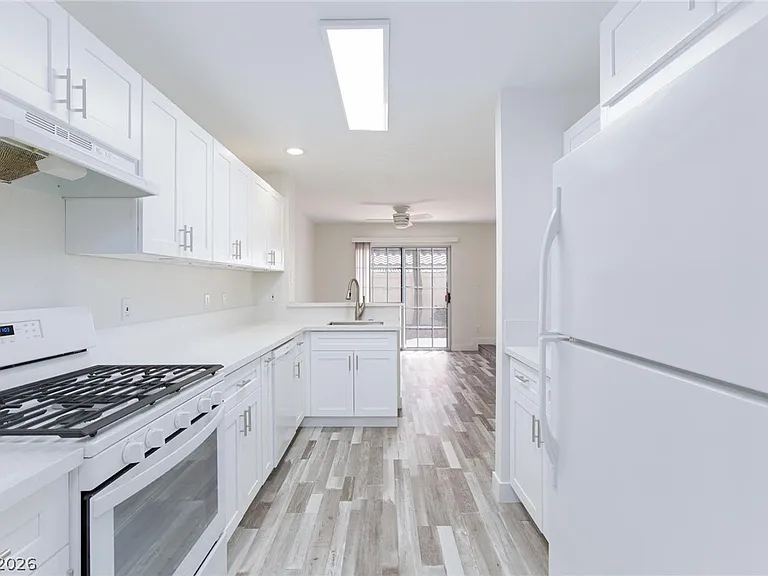 8048 W Rochelle Ave — Photo 16