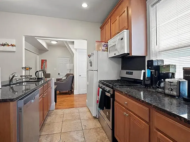 3 bed, 971 sqft, $2,400 — Photo 2