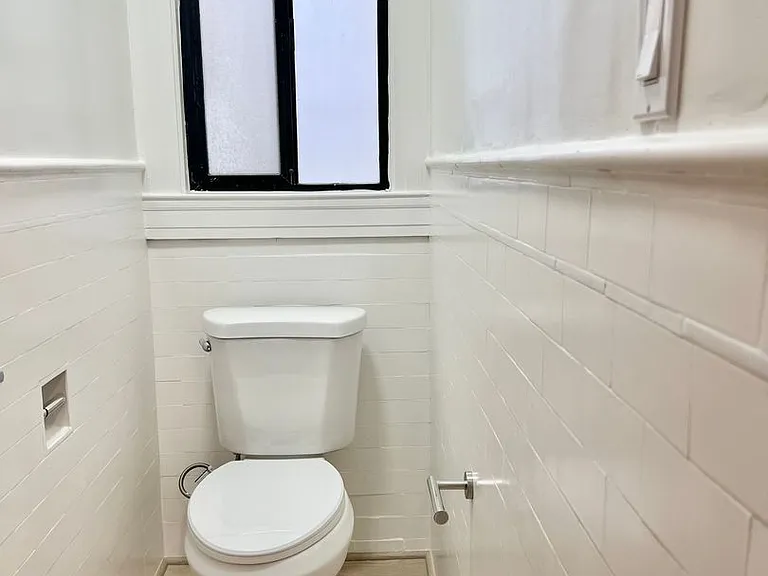 Top Floor 2br/1ba + Newly Renovated Unit! Parking! In-Unit Laundry! Progressive — Photo 13