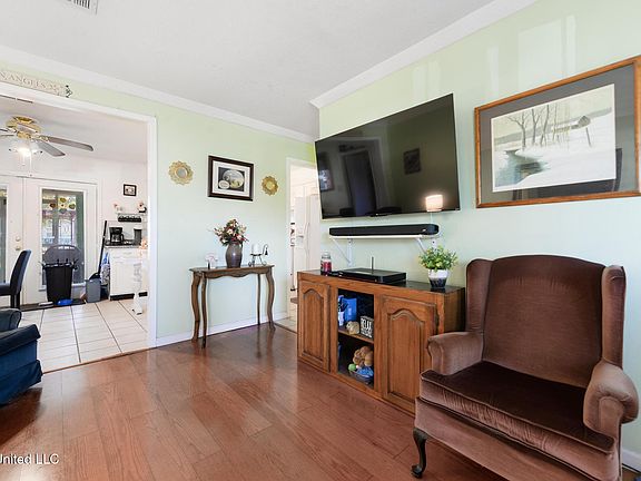 5th image of 118 James Dr