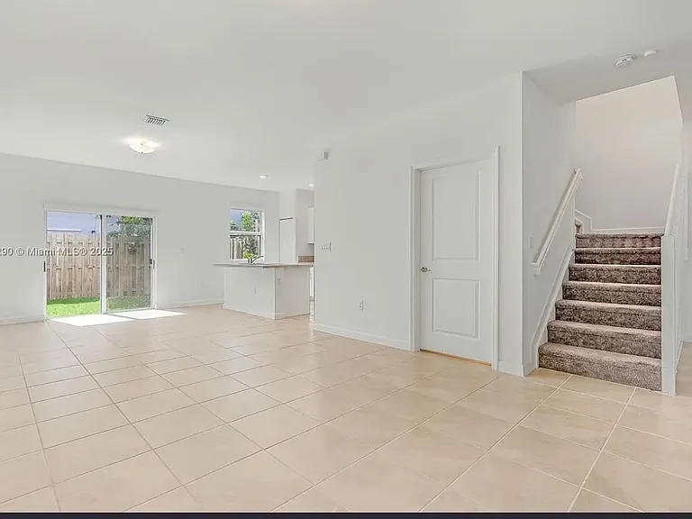 2605 SE 11th Ct — Photo 2