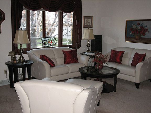 Living room w/bay window