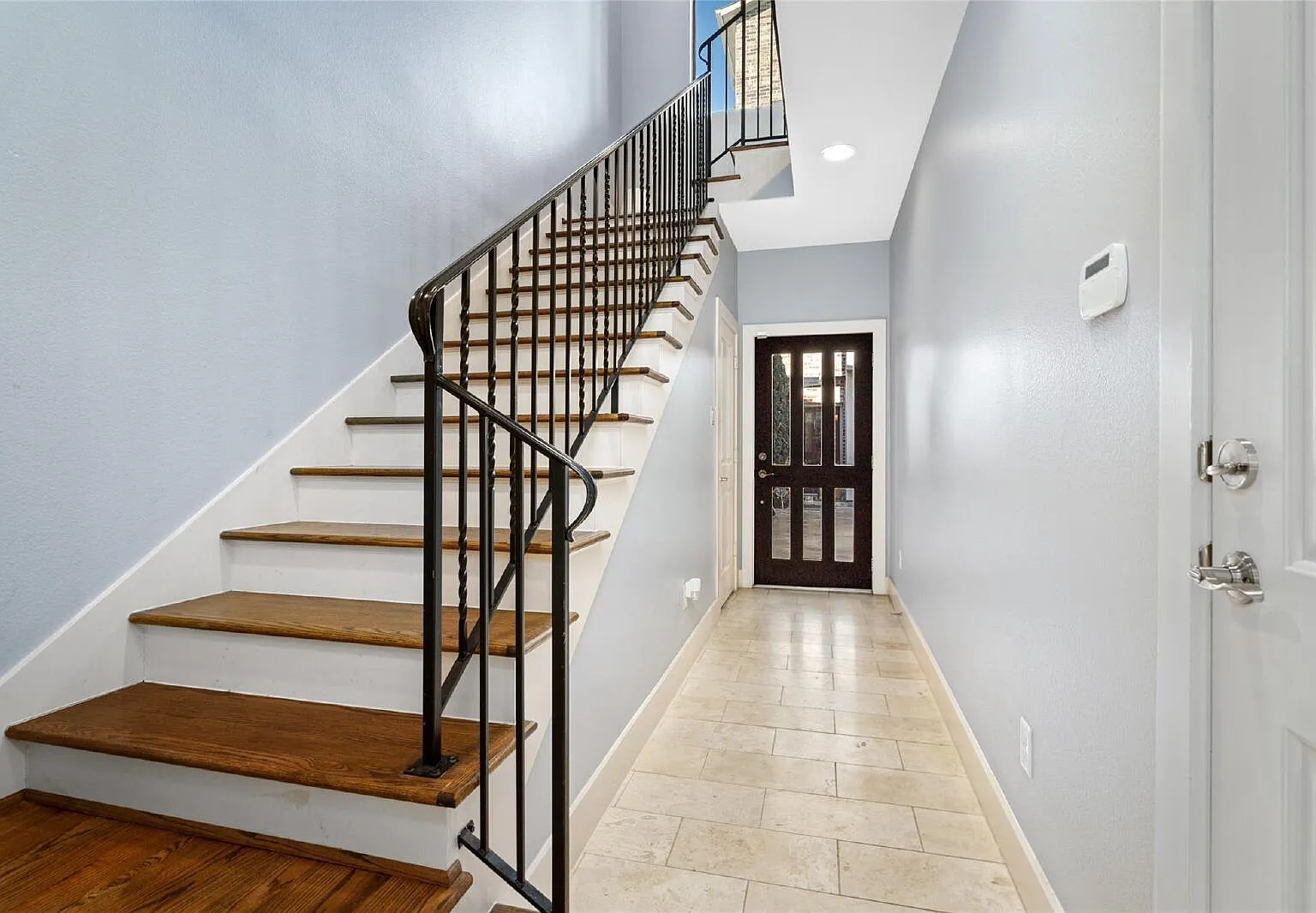 3 bed, 2.5 bath, 1900 sqft, $2,550 — Photo 2