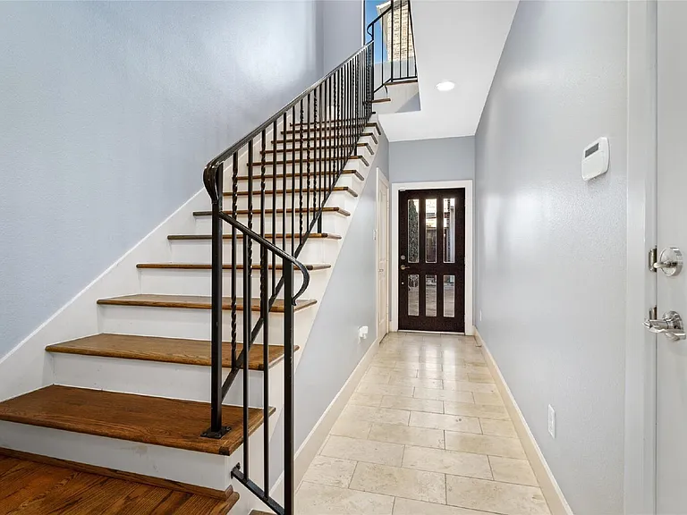 1720 Live Oak St — Photo 2