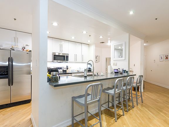 4th image of 1201 Larrabee St APT 105
