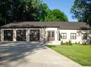 720 Sweetbrier Rd, Memphis, TN 38120