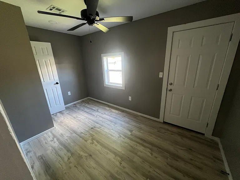 2410 Marshall St — Photo 4