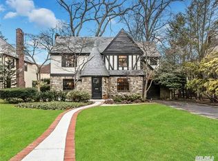 8 Aldershott Ct, Rockville Centre, NY 11570