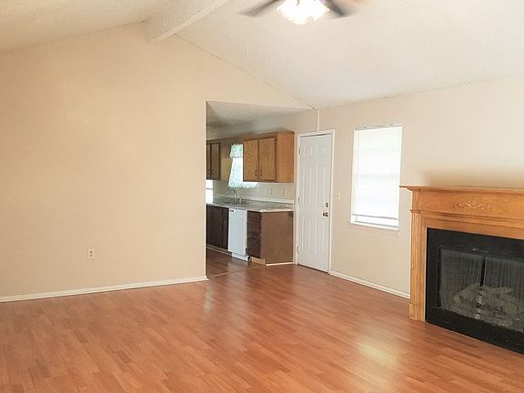 3rd image of 207 Pebble Creek St
