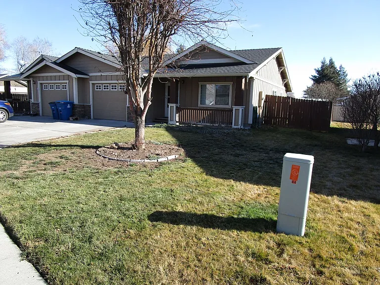 178 SW Ivy Ct — Photo 1