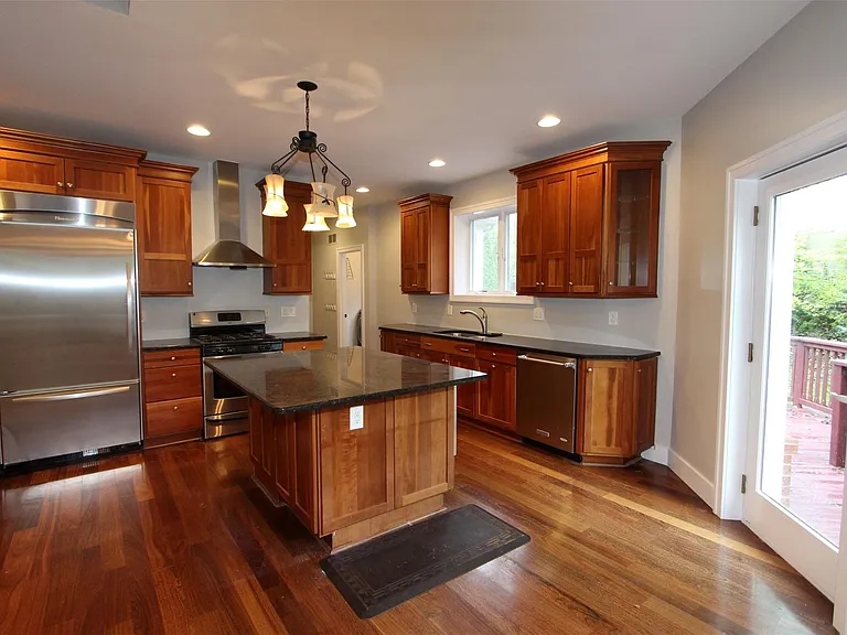 1090 Oakwood Dr — Photo 8