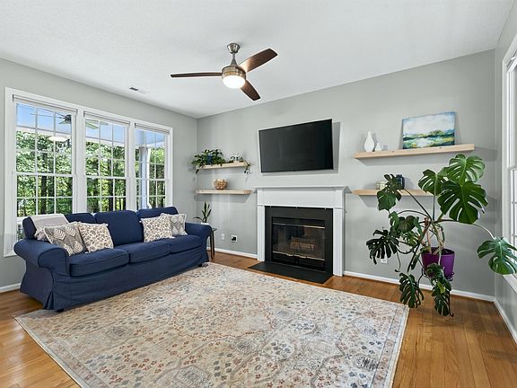 3rd image of 102 Unaka Ct