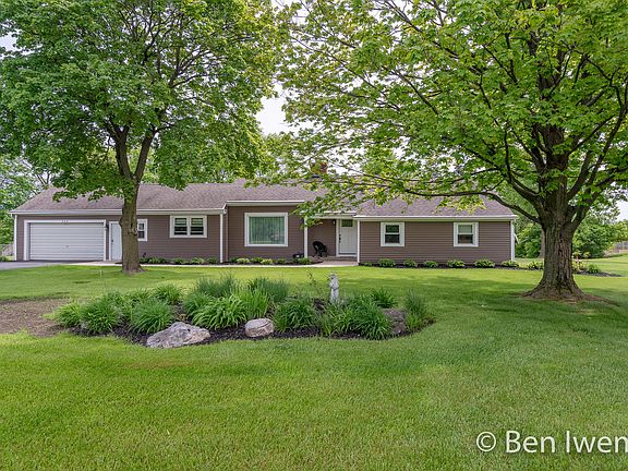 2nd image of 524 Twin Lakes Dr NE