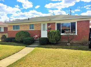 21816 Lakeshire St, Saint Clair Shores, MI 48081