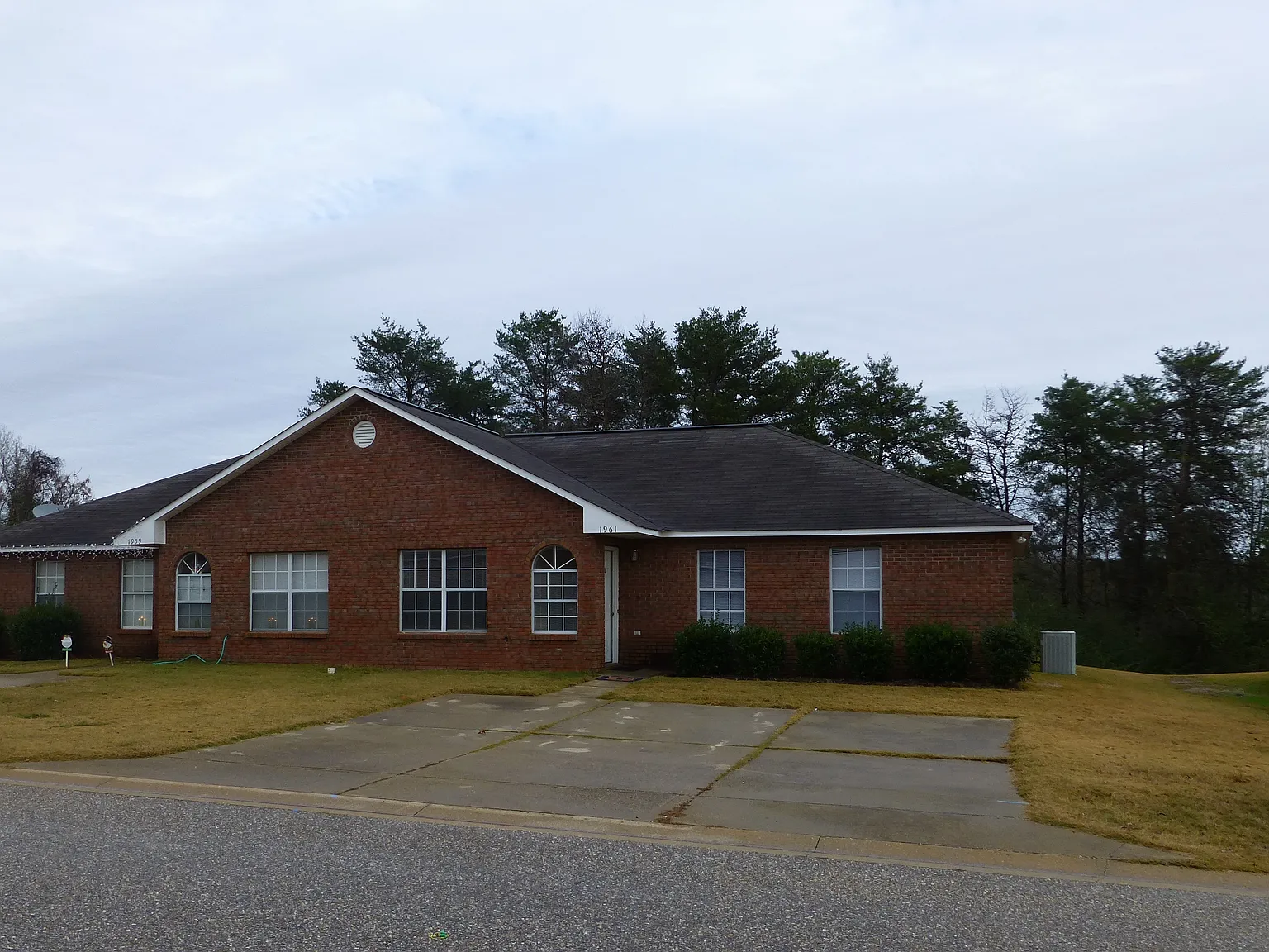 3 bed, 1250 sqft, $999 — Photo 1
