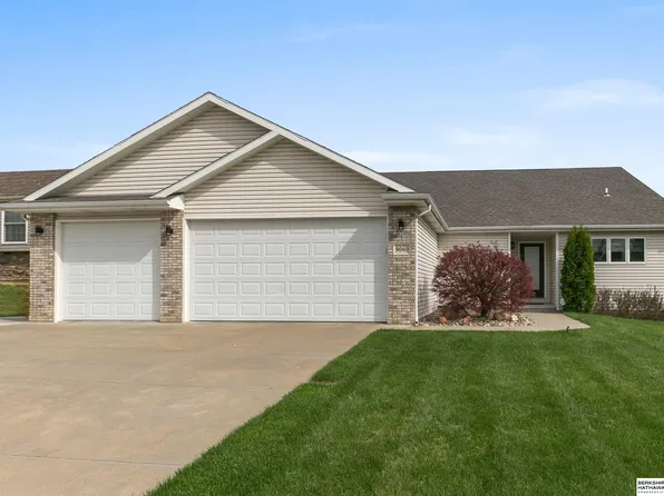 9040 Berg Dr, Lincoln, NE 68505