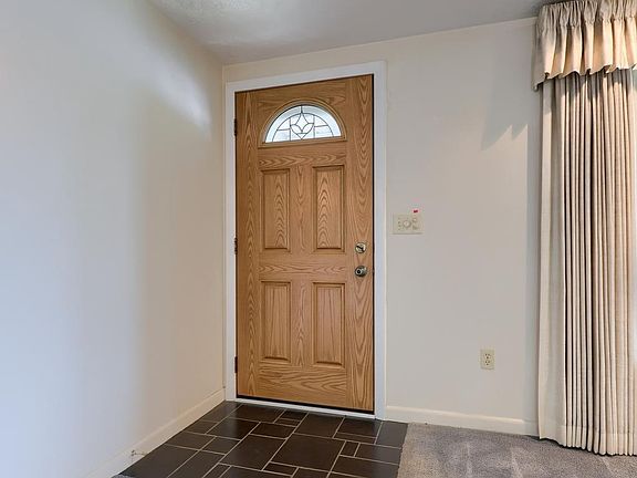 3rd image of 803 Willow Ln