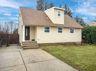 27 Sunset Ave, Hicksville, NY 11801