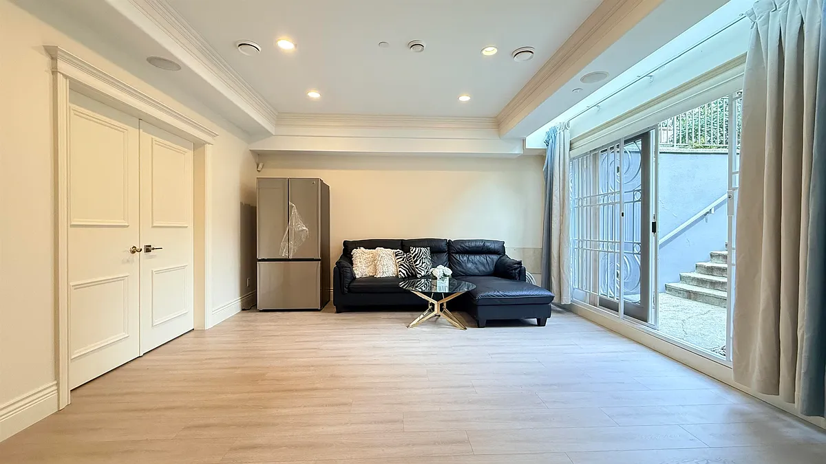 Building Photo - 4788 Selkirk St #BASEMENT