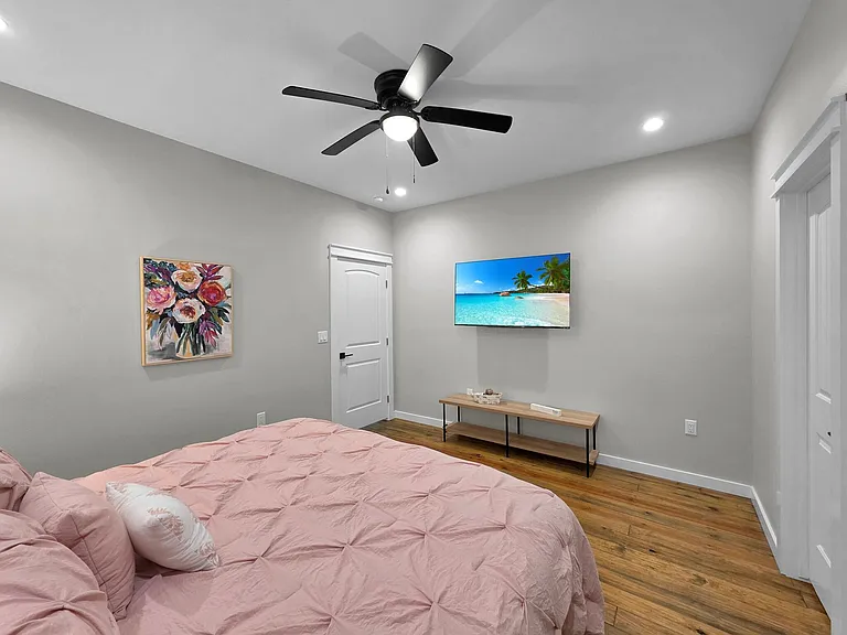 1049 Sunset Cir W — Photo 31