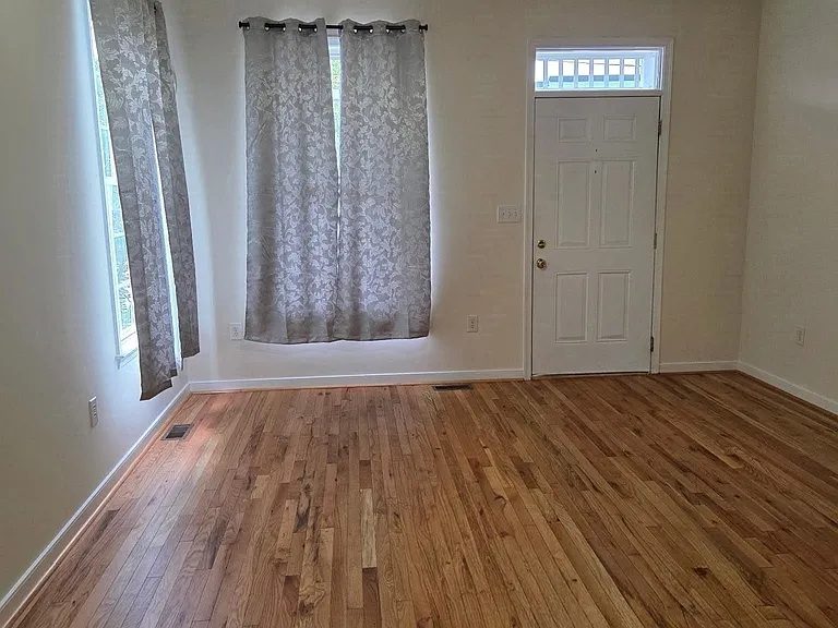 731 Catherine St — Photo 2