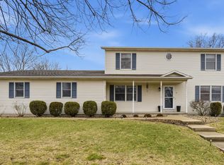 2 Knottingham Ct, Bloomington, IL 61704