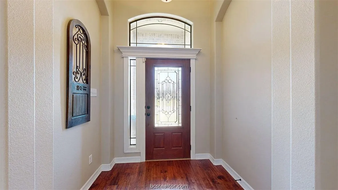 3 bed, 2.0 bath, 1735 sqft, $2,200 — Photo 2