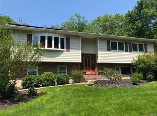 28 Dawn Ln, Airmont, NY 10901
