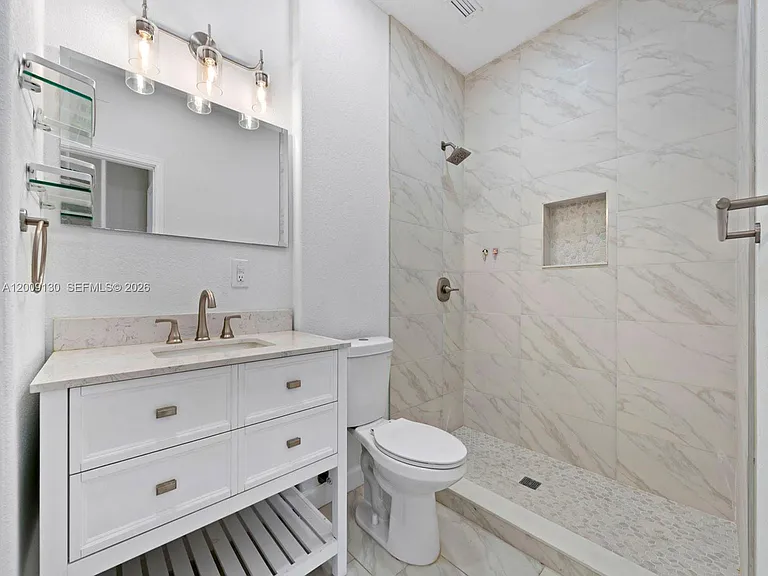 704 SE 14th Pl — Photo 6