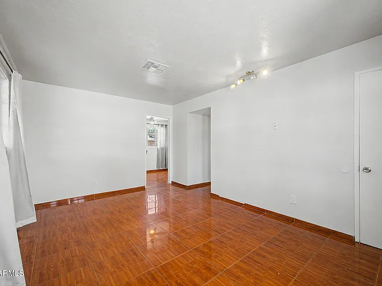 1823 E Sunland Ave — Photo 6