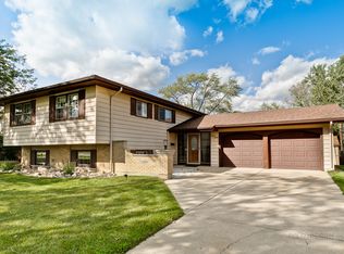 1320 Devonshire Ln, Hoffman Estates, IL 60169