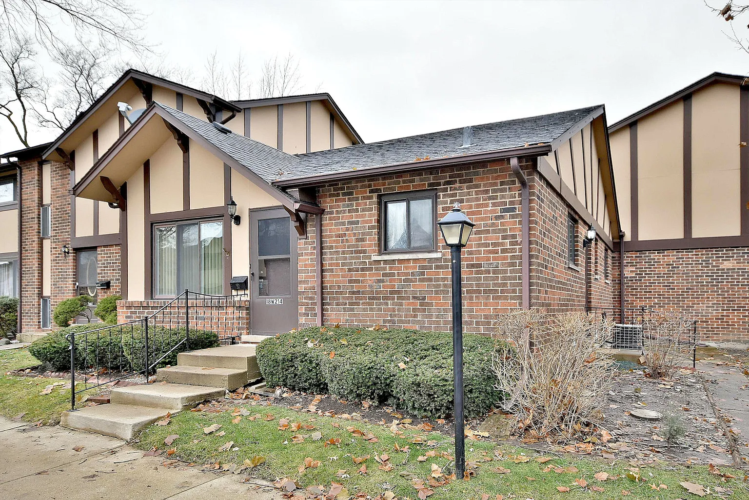 18W214 Lowell Ln photo 1