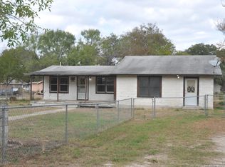 407 Hayden Ave, Devine, TX 78016