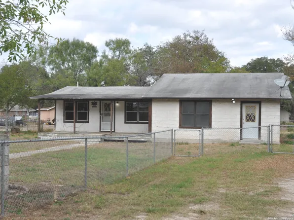 407 HAYDEN AVE, Devine, TX 78016