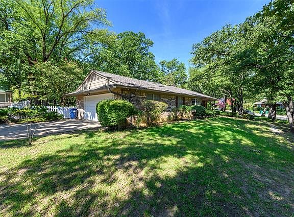3rd image of 2106 Emerson Ln