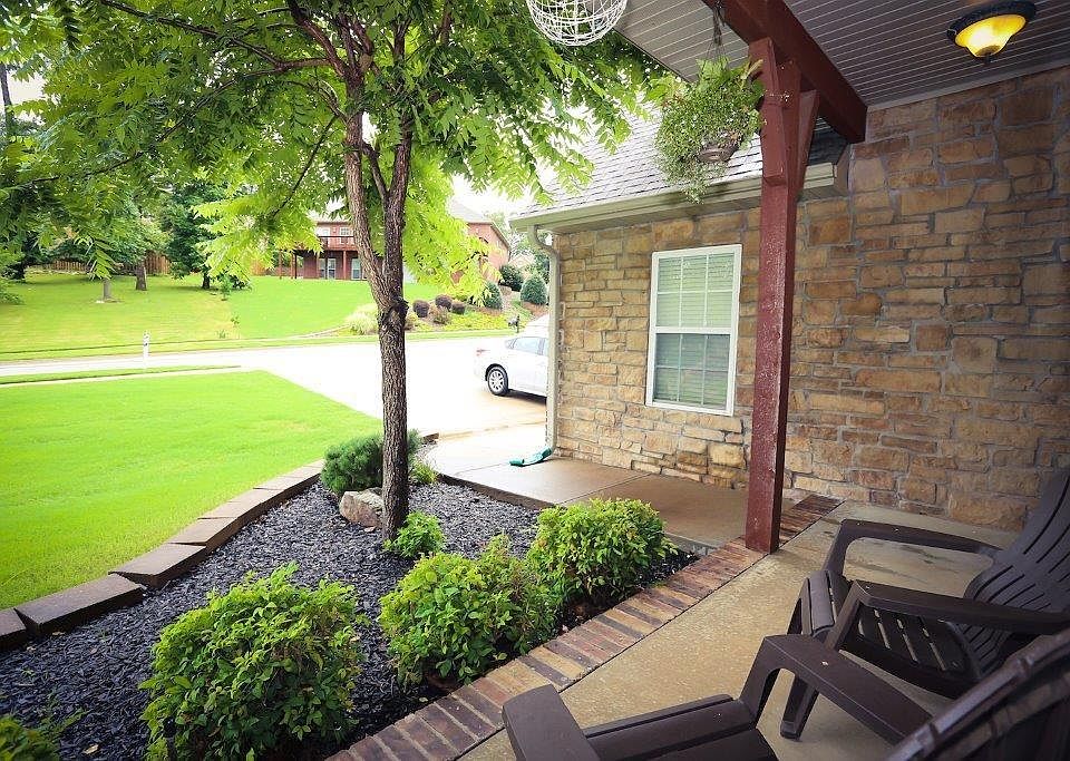 2nd image of 1402 NE Bluff Spring Ave