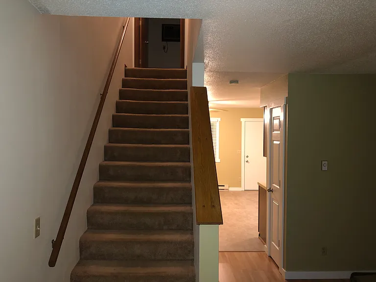 907 Valley Ct — Photo 7