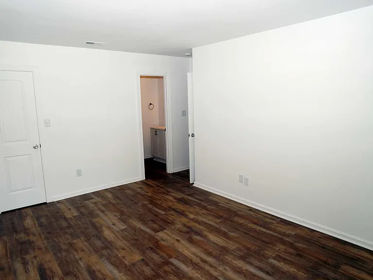 142 Quarterdeck — Photo 5