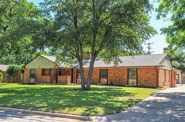 1st image of 2027 Woodhaven Dr