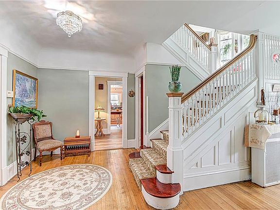 4th image of 1458 Clarence Ave