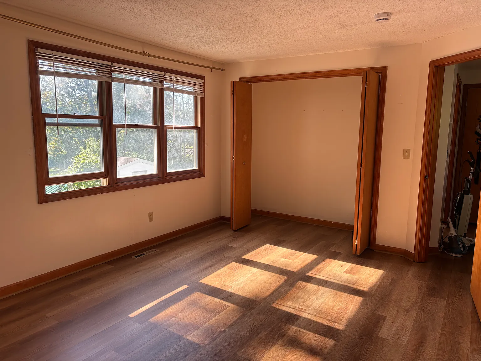 3 bed, 1.5 bath, 1447 sqft, $950 — Photo 1